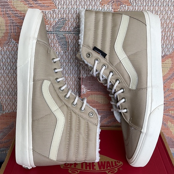 Vans Men’s Sk8-Hi
Cordura Sherpa Walnut
VN0A4BVTINU
Sneakers - Picture 12 of 16